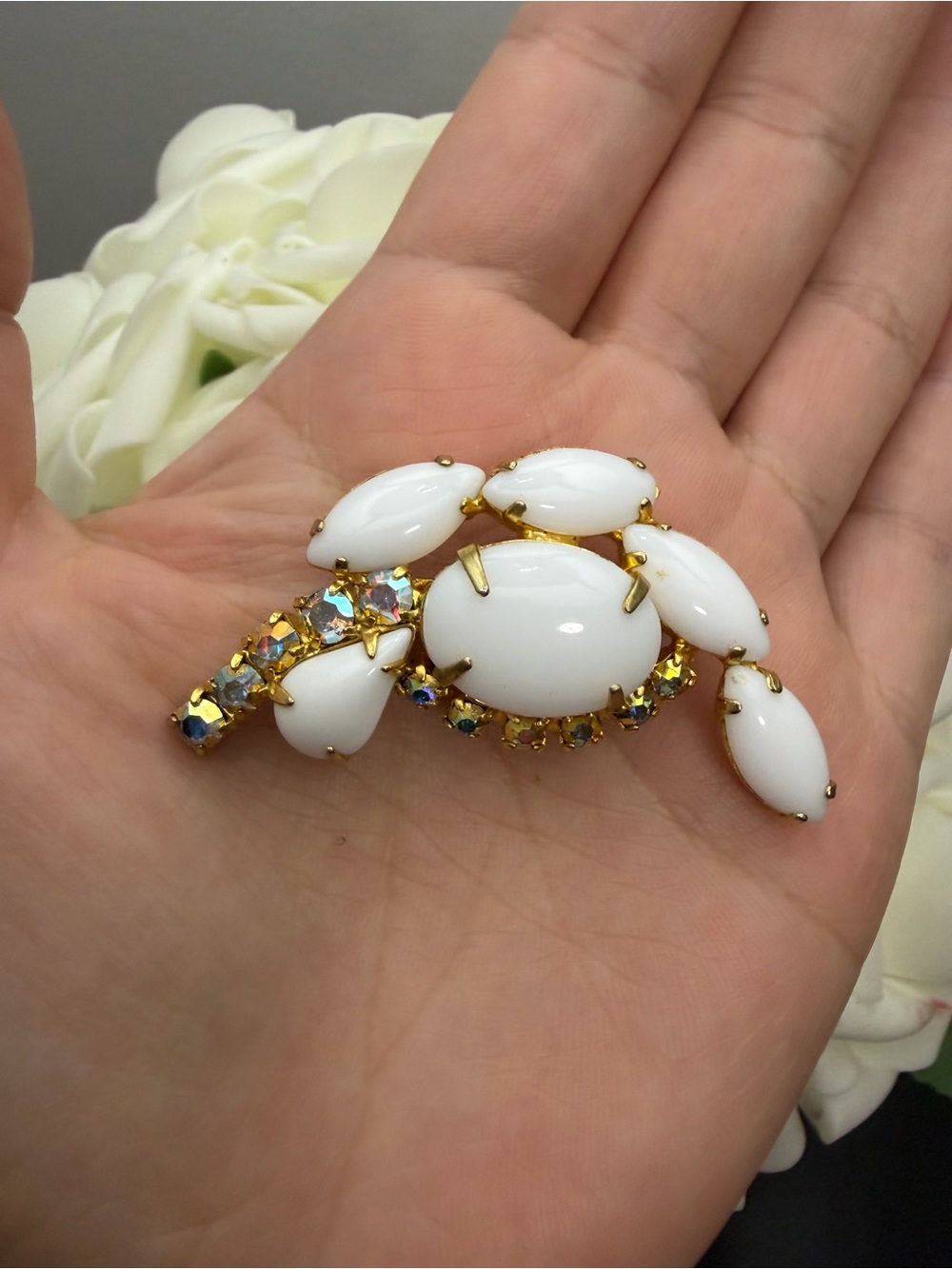 Vintage Gold-Tone White Glass Stone Brooch - Elegant Women’s Jewelry